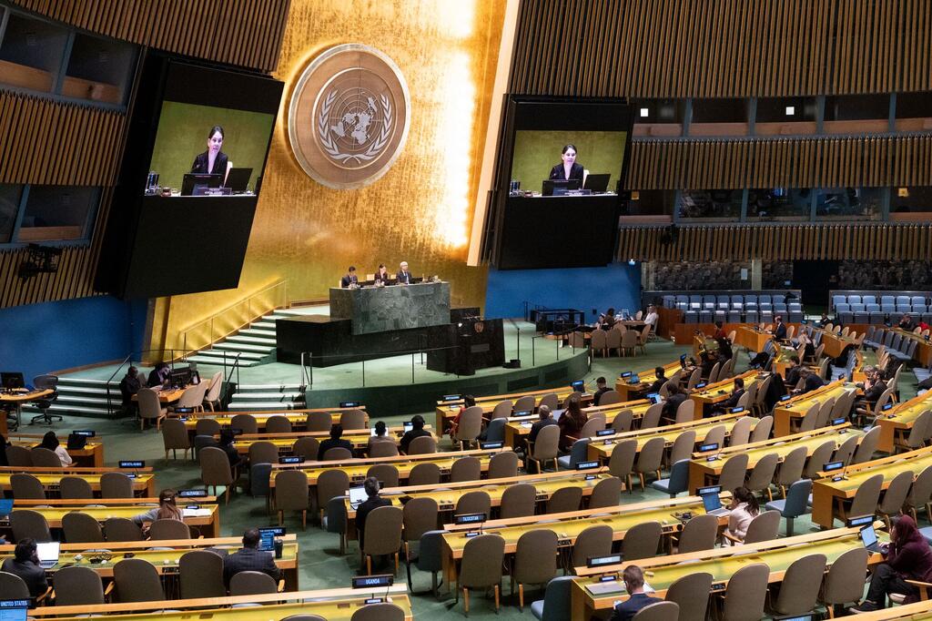 联合国大会主席安娜莱娜·贝尔伯克（屏幕上）主持了一场关于体育促进发展与和平的会议。